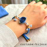 bracelet artisanal et élégant avec une fleur bleue satinée 