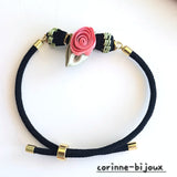 bracelet fleur rose rouge monté sur cordon noir ajustable