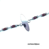 bracelet avec un médaillon ovale rhodié et hématite fuschia. Ce bijou fantaisie est créé par Corinne LANNEL Créatrice de bijoux beynoise (78)