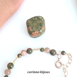 bracelet en pierre fine d unakite une pierre vert kaki et en pierre de lune saumon en rappel du veinage de la pierre d'unakite. Dégradé de perles de 2 diamètres différents. Bracelet fait main et unique crée à Beynes dans les Yvelines