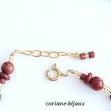 Bracelet aux couleurs naturelles, composé de pierres fines en jaspe rouge de couleur rouge brique et de pierre fine la pyrite couleur laiton. Fermoir en plaqué or. Bijou unique fait main crée  à Beynes dans les Yvelines.