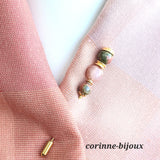 broche à chapeau également utilisée en broche pour attacher une écharpe. Composée de pierre d'unakite, une pierre fine dans les tons vert kaki et de pierre de lune saumon. Pièce unique fait main sur Beynes dans les Yvelines.