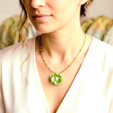 collier élégant avec son pendentif en fleur de satin vert et doré. Collier fait main. Modèle unique