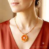 collier élégant avec son pendentif en fleur de satin orange et doré. Collier fait main. Modèle unique