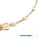 collier élégant en pierre naturelle de citrine, une pierre jaune translucide associée à la pierre de cornaline, une pierre orange. Deux couleurs chaudes. Contour du collier en perles fines et en pierre