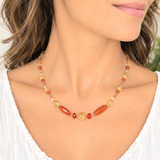 Joli collier au style naturel composé de pierres naturelles en cornaline et en citrine. Ce collier se marie très bien avec une tenue claire. L'éclat des pierres ressort