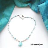 Collier en larimar bleu turquoise avec perles d'eau douce blanches et éléments en argent rhodié.