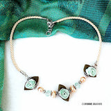 collier artisanal composé 3 fleurs en forme de roses en passementerie de couleur vert clair. Collier léger à porter.
