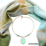 collier avec pendentif plat en verre a facette et perles de verre transluide 