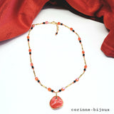 collier en céramique rouge et dorée peinte à la main. Collier monté sur chaine en acier inoxydable dorée.
Collier fait main. Modèle unique fait à Beynes dans les Yvelines.