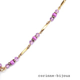 Collier en céramique peinte à la main couleur violet et bordure dorée. Collier monté sur chaine torsadée dorée en acier inoxydable. Perles en verre violet et mauve. Collier unique fait main à Beynes dans les Yvelines.