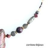 Un colllier en pierres fines, aux couleurs naturelles composé de jaspe rouge, une pierre de couleur brique rouge, mélé à une pierre fine appelée pyrite, une pierre de couleur brillant opaque. Collier fait main. Modèle unique fait à Beynes dans les Yvelines.