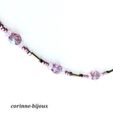 collier de couleur vieux rose et mauve avec pendentif en laiton artisanal découpé au laser aux nuances de roses. Collier fait main à Beynes dans les yvelines.
