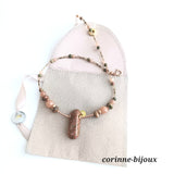 collier original et élégant en pierre fine unakite et pierre de lune saumon.
Livré dans une jolie pochette en velour et satinée en intérieur.
Collier fait main et unique crée à Beynes dans les Yvelines