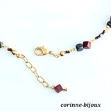 Un colllier en pierres fines, aux couleurs naturelles composé de jaspe rouge, une pierre de couleur brique rouge, mélé à une pierre fine appelée pyrite, une pierre de couleur brillant opaque. L’ensemble de ces pierres se retrouve dans la couleur de la pierre centrale du collier appelé jaspe breschia. Terminé par un fermoir en plaqué or et ajustable par une chainette. Collier unique fait main. Bijou crée à Beynes dans les Yvelines