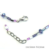 Collier en verre couleur bleu violet irisé. Contour avec des perles en cristal à facettes et de perles en verre rectangulaire. Fermoir en acier inoxydable argenté. Longueur du collier ajustable.
Collier crée  à Beynes dans les Yvelines.