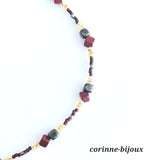 Un colllier en pierres fines, aux couleurs naturelles composé de jaspe rouge, une pierre de couleur brique rouge, mélé à une pierre fine appelée pyrite, une pierre de couleur brillant opaque. Contour du collier fin et original par la forme de ses perles. Collier fait mains et unique. Crée à Beynes dans les Yvelines