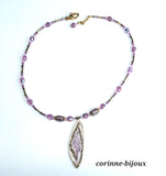 collier de couleur vieux rose et mauve avec pendentif en laiton artisanal découpé au laser aux nuances de roses. Collier fait main à Beynes dans les yvelines.