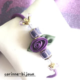 bracelet avec fleur violette satinée et perles tressée rose et mauve avec perles en verre à facette mauve