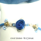 bracelet avec fleur satinée bleu et perles en verre transllucides bleu ciel