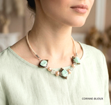 Collier artisanal avec fleurs en tissu vert d'eau