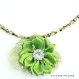 Collier fleur en satin vert et doré