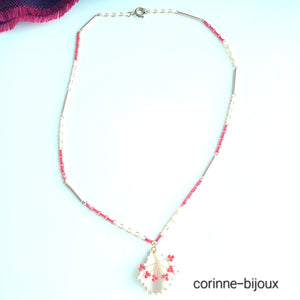 Collier fin rouge et écru effet corail