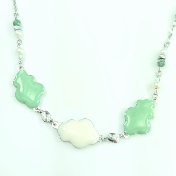 Collier resine vert et blanc nuages