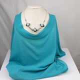 collier artisanal et léger à porter monté sur un cordon écru torsadé et composé de 3 fleurs en tissu et de perles nacrées blanches